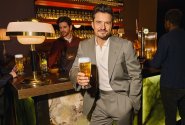 Orlando Bloom se zamiloval. Lásku k českému pivu ukazuje v novém spotu