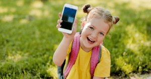 Chystáte se dítěti pořídit první mobil za vysvědčení? 7 věcí, kterým byste měli věnovat pozornost