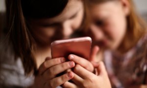 Znáte rizika, která hrozí vašim dětem na internetu? Víte, jak je chránit?