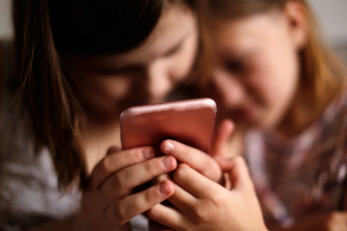 Znáte rizika, která hrozí vašim dětem na internetu? Víte, jak je chránit?