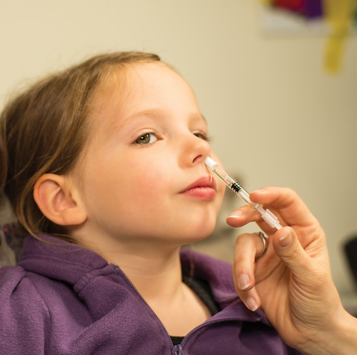 Očkovat dětskou vakcínou proti chřipce „bez žihadla“ půjde od konce října!