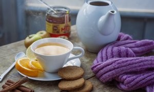 Med v horkém čaji ztrácí vitamíny a další mýty o medu