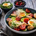 Lehký salát s kuřecím masem a vejci - bohatý na bílkoviny!