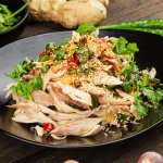 Vietnamský salát s trhaným kuřecím masem