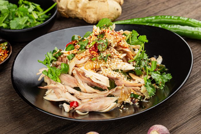 Vietnamský salát s trhaným kuřecím masem