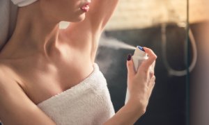 Deodoranty a antiperspiranty: Mýty, rozdíly v použití a překvapivá zjištění