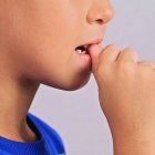 Proč si děti koušou nehty?