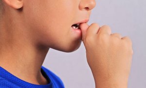 Proč si děti koušou nehty?
