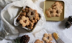 Polomáčené linecké cukroví s mandlemi