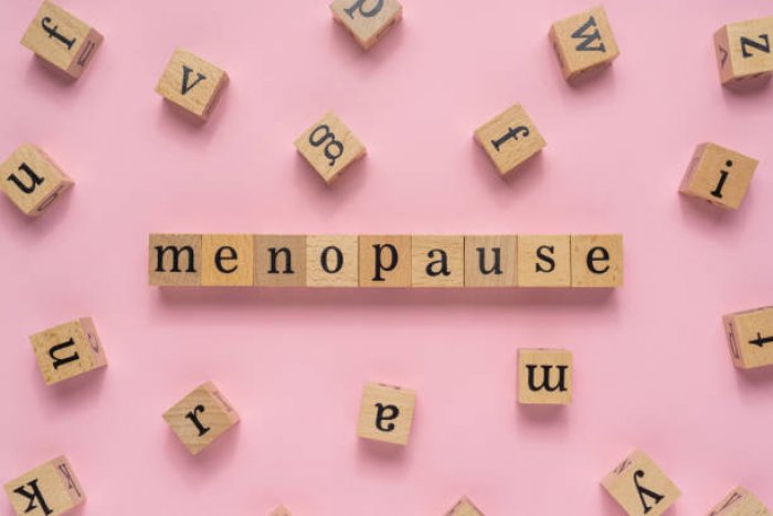 Menopauza nastává dříve u kuřaček, projevy trvají průměrně 7 let