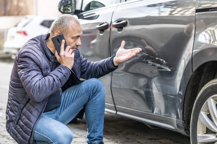 Co dělat, když vám někdo poškodí zaparkované auto?