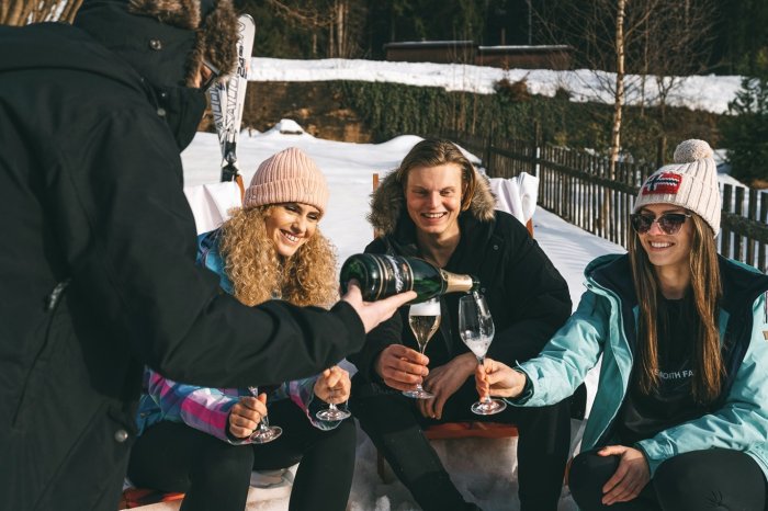 Zima na horách: Lyžování, přátelé a bublinky od Bohemia Sekt