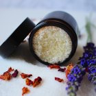 Vynecháváte peeling? Děláte chybu! Vhodný peeling revitalizuje a omlazuje pleť