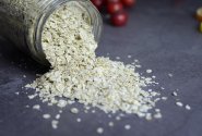 Ovesné vločky nepatří jen do jídelníčku. Otestujte je jako masku, peeling nebo čistící emulzi
