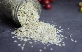 Ovesné vločky nepatří jen do jídelníčku. Otestujte je jako masku, peeling nebo čistící emulzi