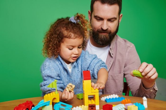 Společnost LEGO inspiruje české rodiny k přehodnocení priorit: Co kdyby hra byla na prvním místě? Zjistěte, co ukázal výzkum