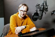 Co slovo, to perla: Poslechněte si noblesního Saturnina ve hvězdně obsazeném audio zpracování
