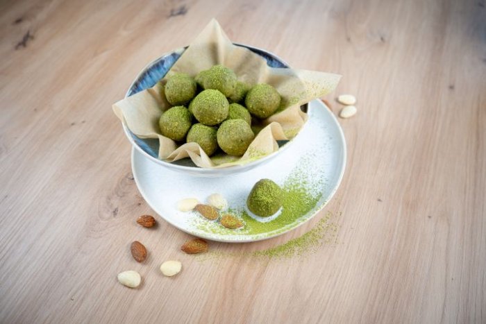 Matcha energy balls s čekankovým originálem a konopnými semínky