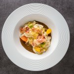 Halušky s brynzou, slaninovým pyré, zeleninou a bramborovou slámou