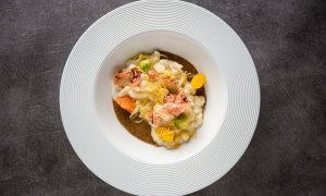 Halušky s brynzou, slaninovým pyré, zeleninou a bramborovou slámou