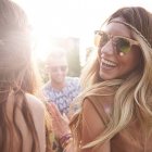 Od síťoviny po třásně: Trendy festivalové outfity očima stylistky Barbory Havlíkové