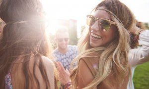 Od síťoviny po třásně: Trendy festivalové outfity očima stylistky Barbory Havlíkové