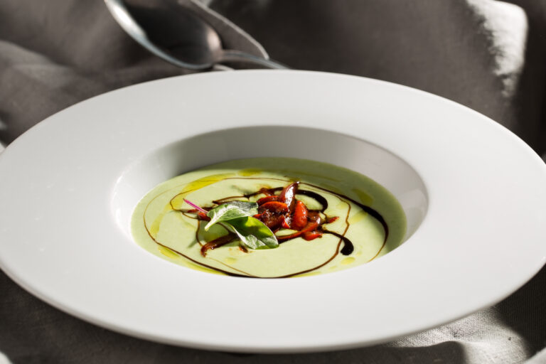 Hrášková polévka s pečenou červenou paprikou a klasickým balzamikovým krémem Kalamáta Papadimitriou