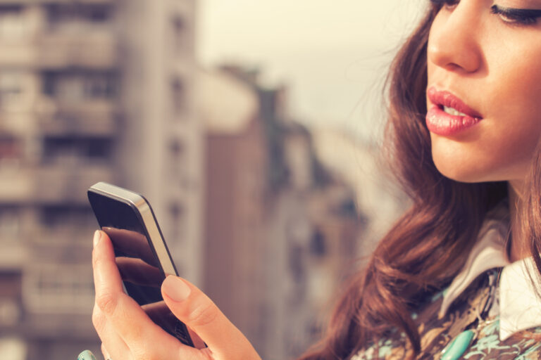 Téměř třetina Čechů šmíruje telefony svých partnerů