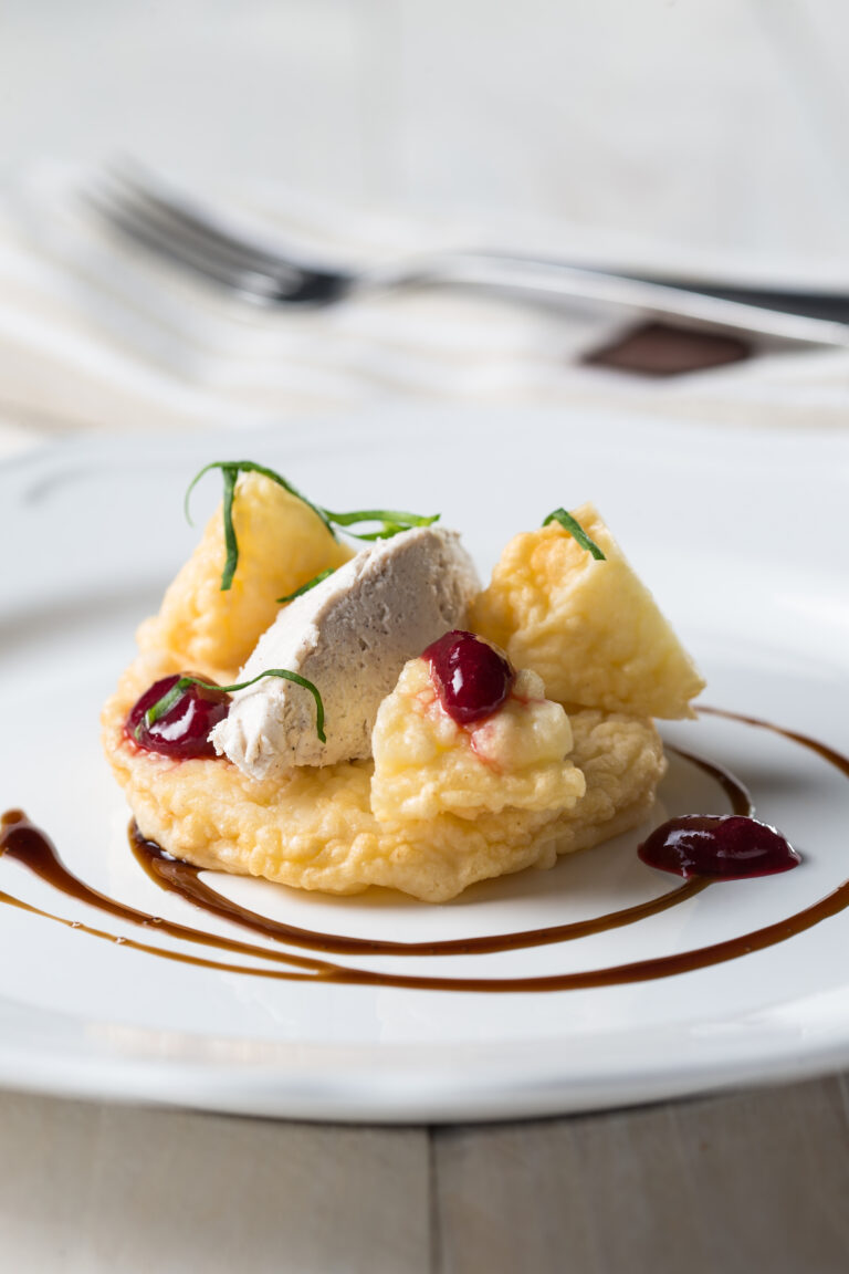 Smažená jablka ve skořicovém těstě s fíkovým balzamikovým krémem a skořicovou pěnou