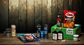 Celozrnný banánový chlebíček, přelitý čokoládou. Vyzkoušejte.