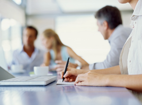 Tipy a rady, jak vypadat chytře na meetingu….i když nevíte, která bije!