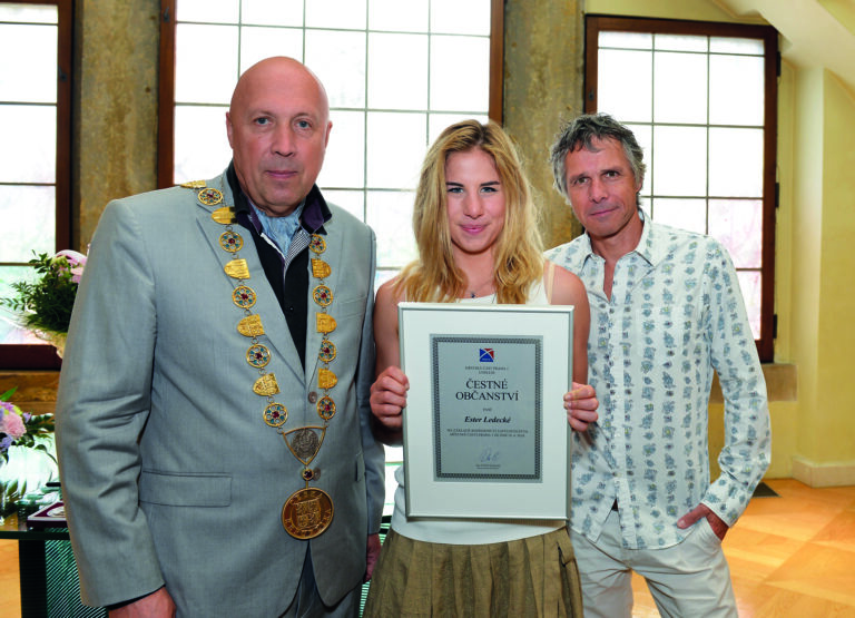 Slavná olympionička Ester Ledecká je novou čestnou občankou Prahy 1