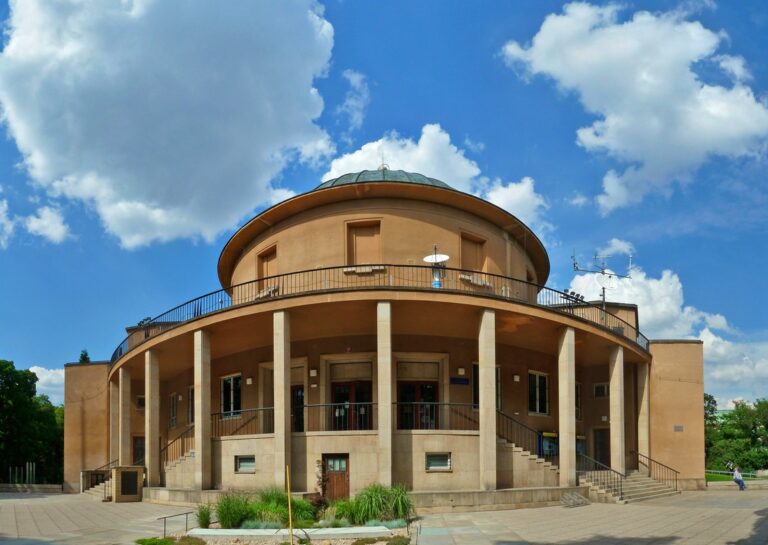 Dotkněte se vesmíru s nohama na Zemi. Vyražte o víkendu do planetária