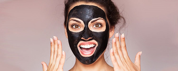 Proč je trendy dát si na pleť aktivní uhlí?