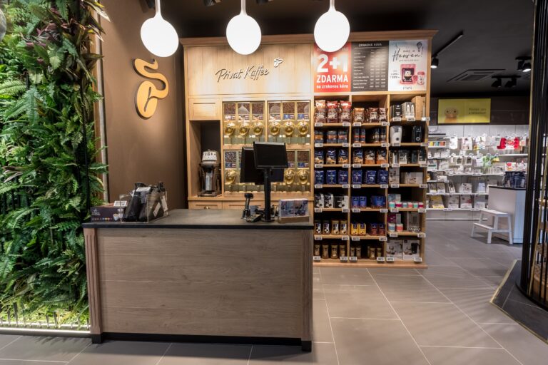 Otevírají malé obchody i Tchibo