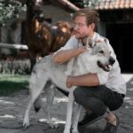 Lucie Vondráčková, Vladimír Polívka a Petra Hřebíčková v obklopení „vlků“