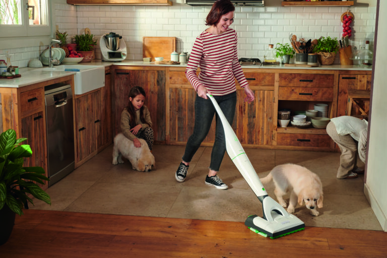 Bezkabelový pomocník, který za vás vysaje i vytře!