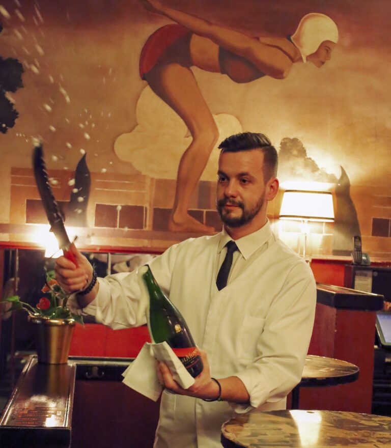 V Tretter’s baru teče šampaňské proudem