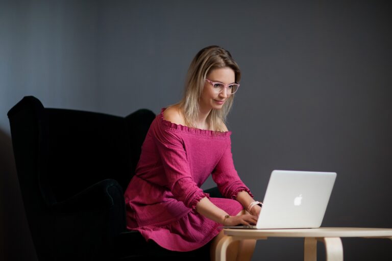 Jak ulevit očím? Pomohou brýlová skla s filtrem modrého světla