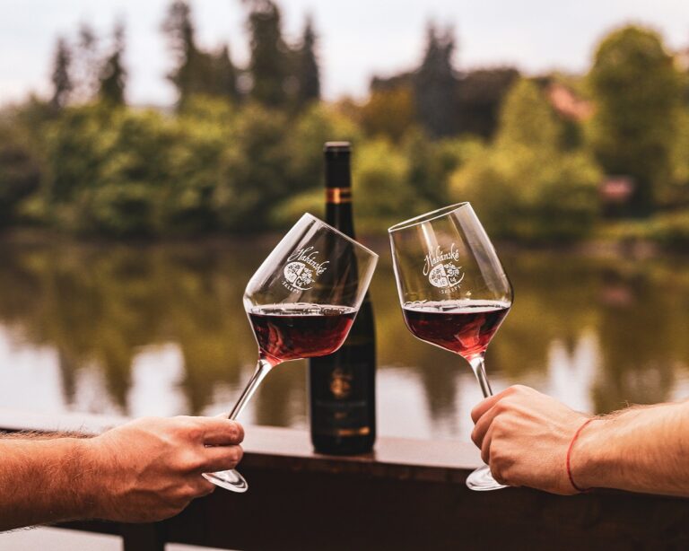 Vychutnejte si babí léto ve společnosti červených vín