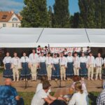 Menší vinobraní lákají na mistrovství ve sběru hroznů, burčákový trojboj i krojované průvody