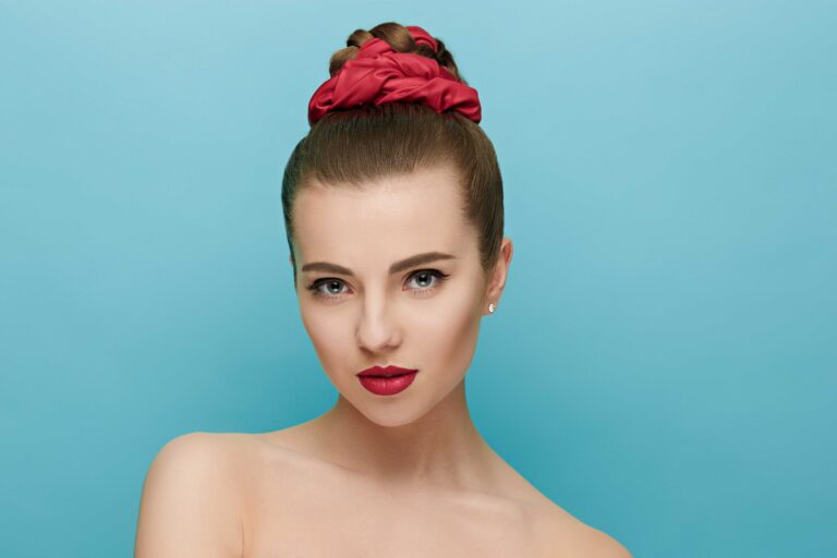 Nechte se inspirovat: Přinášíme vám trendy účesy, kterými o svátcích zazáříte