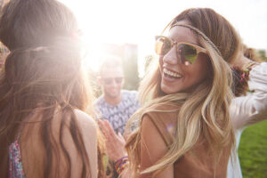 Od síťoviny po třásně: Trendy festivalové outfity očima stylistky Barbory Havlíkové