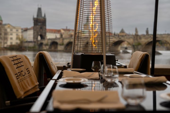 Restaurace BRICK’S: Luxusní gastronomie s výhledem na Karlův mostNa břehu Vltavy, v historické budově Hergetovy cihelny z roku 1781, se nachází restaurace BRICK’S Restaurant & Bar. Prostor, který spojuje pražskou historii s moderní gastronomií a výjimečnou atmosférou.