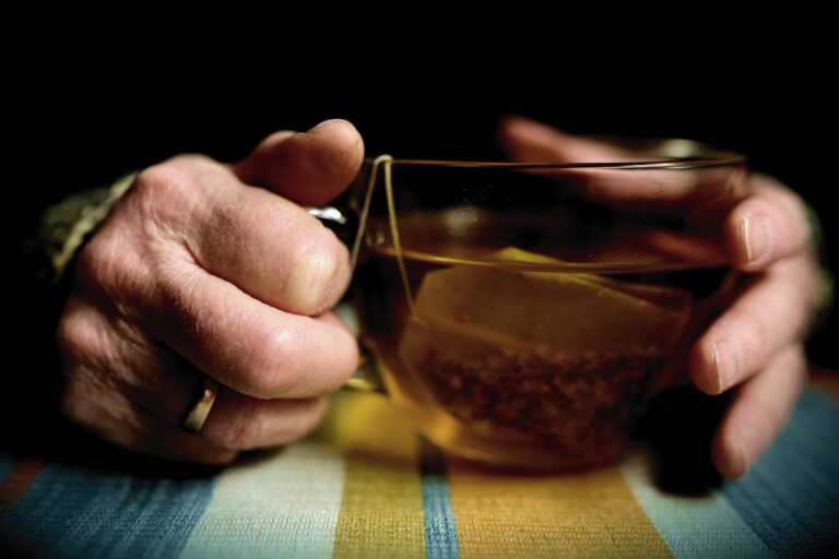 Jak stárneme, běží čas jinak. Mozek mění tok reality