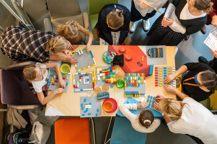 Kostky LEGO® s Braillovým písmem přichází do Česka, symbolicky k 200. výročí jeho vzniku