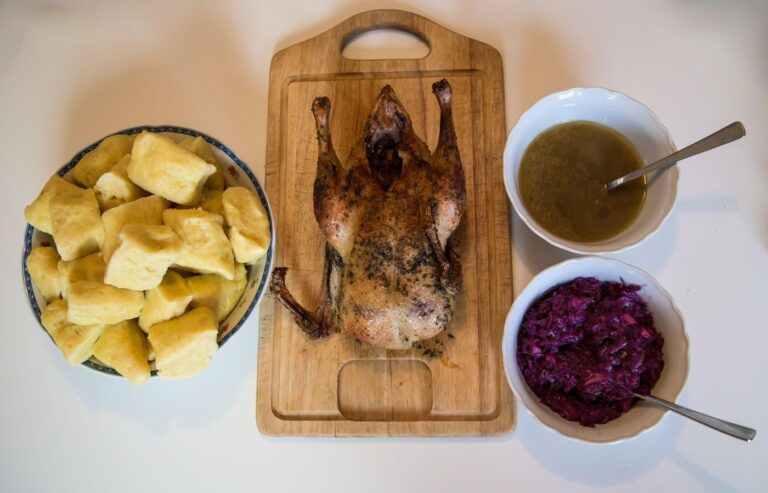 Husa plněná uzeným kolenem: recept, který překvapí i zkušené kuchaře