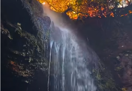 Kouzelné místo jako z pohádky. Skrytý skotský vodopád, jenž na podzim bere dech