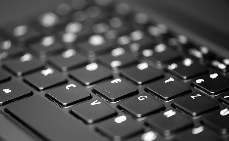 Nenávist za monitorem: Proč ženy na internetu čelí větší krutosti než muži